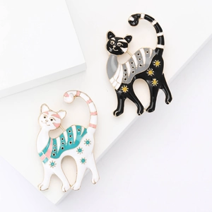 Fashion Cute Alloy Enamel Cat Brooch Floral Animal Lapel Pin Elegant Cartoon Cat Corsage For Women Suit Accessories