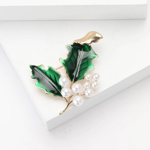 Broche houx exquise avec placage d'or, émail vert et baies de perles blanches