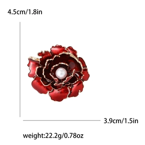 Détail macro d'une broche pivoine en émail rouge avec perle et spécifications de taille