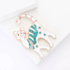 Artistic cartoon cat enamel brooch with daisy patterns and gold plating for women