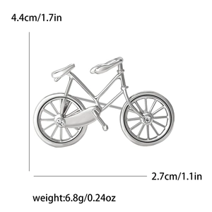 Detailed view of silver bicycle brooch with dimensions 4.4cm and weight 6.8g