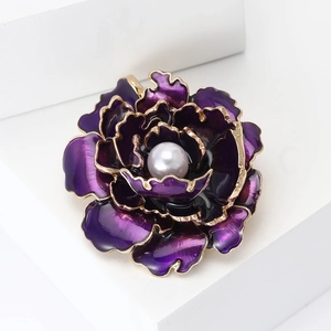 Broche pivoine émail chinois élégante avec pétales violets et perle blanche centrale