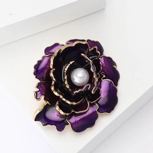 Broche pivoine en émail violet avec perle centrale et bordures dorées élégantes