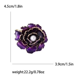Élégante broche pivoine en émail violet avec perle et bordure dorée pour tenue féminine