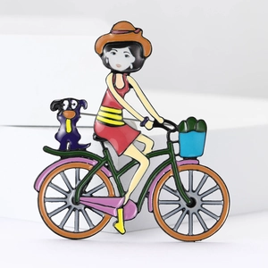 Lebhafte Acryl-Brosche mit Mädchen auf grünem Fahrrad, lila Hund und bunten Blumen