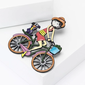 Cartoon Acryl-Brosche mit Mädchen auf dem Fahrrad und Hund auf weißem Würfel-Hintergrund