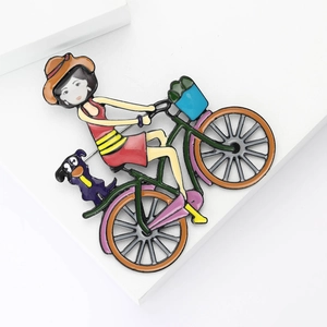 Chicke Acryl-Brosche mit einem Mädchen auf einem Fahrrad und Welpen auf weißem Stand