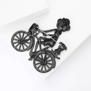 Detailansicht der Rückseite einer Acryl-Fahrrad-Mädchen-Brosche mit Metallverschluss