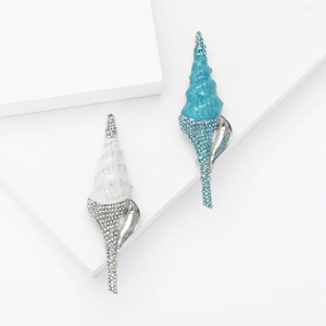 Élégante Broche Conque en Alliage Émaillé avec Décoration en Strass Miroitants pour Femme Bijoux de Cardigan de Costume de Mode
