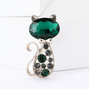 Exquisite hollow cat brooch with emerald green gemstone and rhinestones on silver base