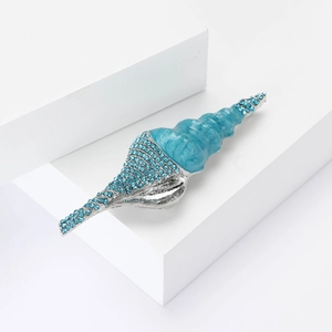 Élégante broche conque avec émail bleu clair et incrustation de strass brillants