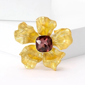 Exquisite Legierung Blume Brosche Mit Lila Quadratischem Strass Elegantes Mattgold Gebürstetes Blütenblatt Design Damen Mode Schmuck Kleidung Dekor