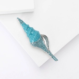 Broche conque argentée exquise avec émail bleu clair et strass brillants pour femmes