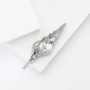 Détails de l'arrière de la broche conque en argent avec fermoir à épingle et émail