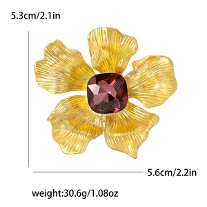 Exquisite goldene Blumenbrosche mit dunkelrotem Edelstein und mattem Finish