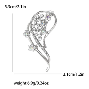 Dettaglio spilla a fiore argento con dimensioni 5,3 cm x 3,1 cm e peso 6,9 g con strass