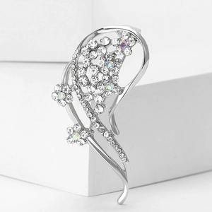 Dettaglio macro di spilla floreale con strass in lega d'argento e cristalli luminosi