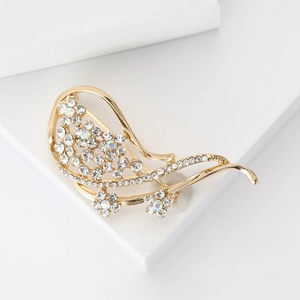 Elegante spilla a fiore placcata in oro con strass scintillanti su blocco geometrico