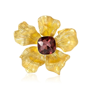 Exquisite goldene Blumenbrosche mit matter Textur und großem facettiertem roten Edelstein
