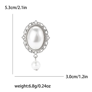 Detailaufnahme der Vintage-Barockbrosche in Silber mit Perle und hängendem Perlentropfen