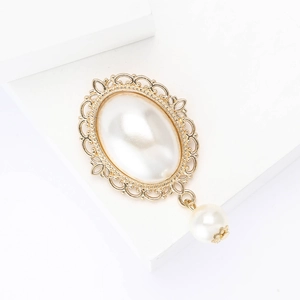 Vintage Barock Perlenbrosche mit goldenem Spitzenrahmen und elegantem Perlenanhänger