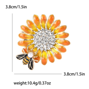 Spilla a girasole e ape con petali in smalto, strass bianchi e accenti di perle
