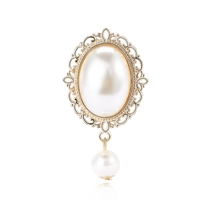 Eleganter Vintage Barock Brosche mit großer Perle und goldener Filigranarbeit auf Weiß