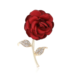 Eleganter roter Stoff-Rosen-Anstecker mit goldenem Stiel und glitzernden Strass-Blättern