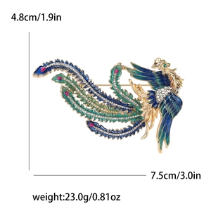 Vue macro détaillée montrant la taille et le poids d'une broche phénix en émail doré