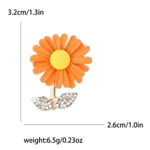 Vue détaillée de la broche marguerite en émail orange avec dimensions et poids de l'objet