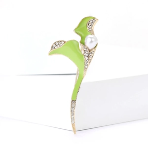 Gros plan sur la broche Arum élégante avec émail vert, perle et incrustation de cristal