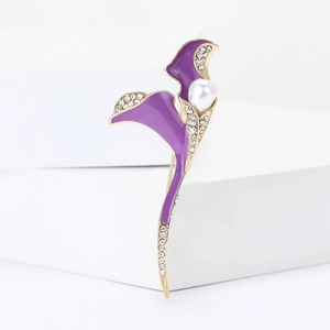 Élégante broche tulipe violette avec perle blanche et cristaux sur base en métal doré