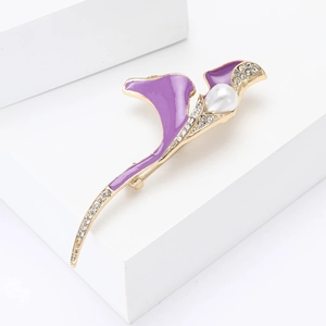 Élégante broche tulipe en émail violet avec perle blanche et cristaux sur base dorée