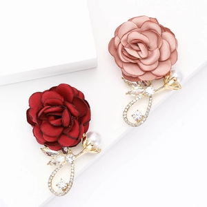 Élégante Broche Fleur de Rose en Alliage Tissu Pétale de Satin Strass Fausse Künstliche Perle Ton Or Accessoires Floraux pour Femme
