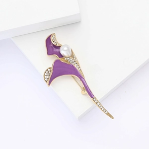 Broche fleur de lys calla en émail violet avec perles et strass sur base dorée