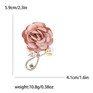 Détail de la broche fleur en tissu rose poudré avec perles, strass et dimensions précises