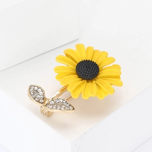 Broche tournesol en émail à pétales jaunes et feuilles de cristal sur fond blanc pur