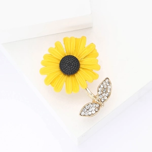Élégante broche marguerite jaune en émail avec cristaux et tige dorée pour femmes