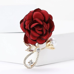 Broche élégante avec rose rouge en tissu, strass et perle blanche sur base dorée