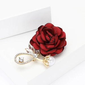 Broche élégante rose en tissu rouge foncé avec strass et base en alliage doré