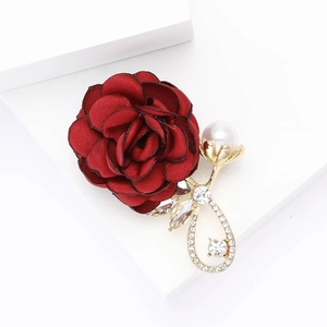 Broche élégante rose en tissu rouge avec strass et perle sur support doré