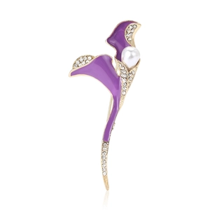 Broche tulipe élégante en émail violet avec perle blanche et accents de cristal