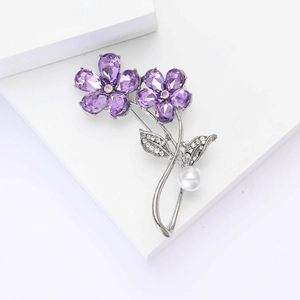Élégante broche double fleurs en cristal violet avec strass brillants et perle blanche