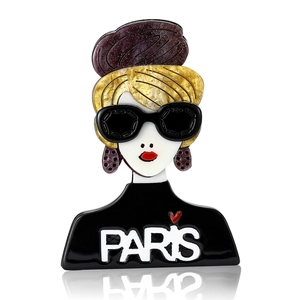 Chique acryl broche Parijs meisje met zonnebril en paarse hoed voor damesmode pakken