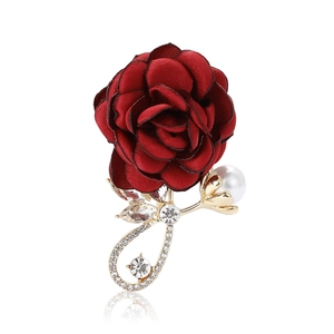 Broche élégante rose en tissu rouge foncé avec tige dorée, perles et cristaux brillants