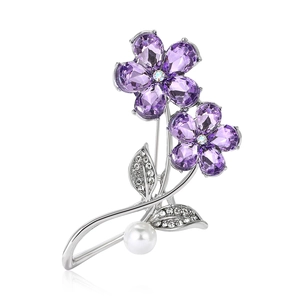 Broche fleur argentée avec pierres violettes, feuilles de cristal et perle blanche