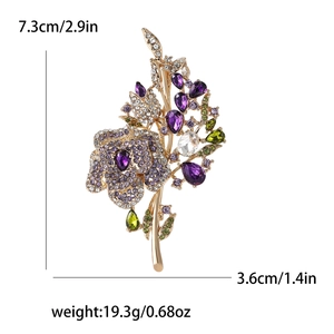 Dettaglio delle dimensioni della spilla a rosa con strass viola e base dorata
