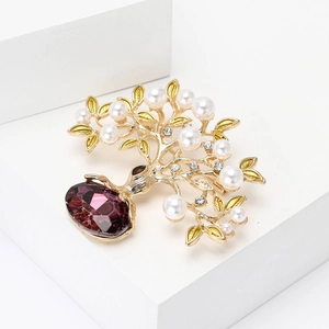 Broche arbre dorée avec pierre précieuse violette, perles blanches et feuilles émaillées