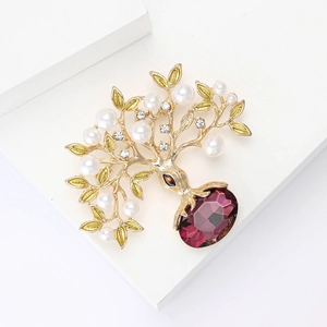 Broche arbre de vie en alliage doré avec perles, émail jaune et pierre précieuse violette