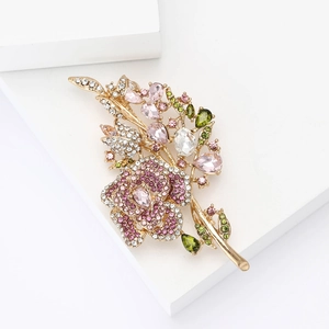 Spilla a bouquet di rose vintage con strass rosa e petali in gemme colorate